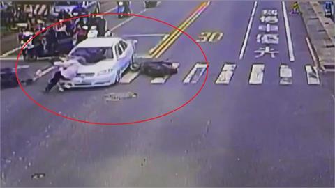 快新聞/台南恐怖車禍!63歲婦人暴衝「保齡球式連環撞」 現場畫面曝光