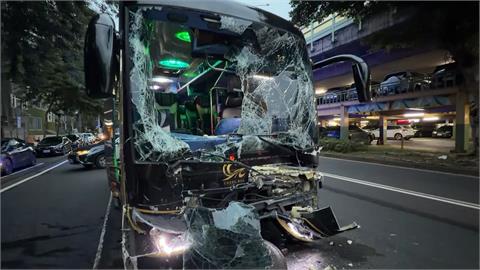 遊覽車追撞灑水車釀4傷　警不排除精神不濟釀禍