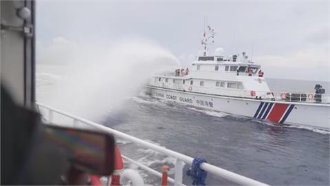 中菲南海衝突驚險畫面曝光！　中國海警船水砲驅離菲船隻