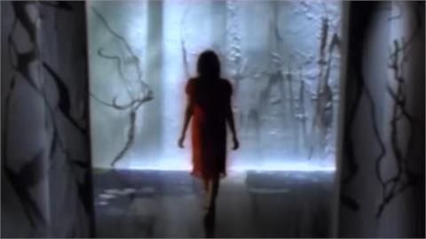 鬼月KTV見「紅衣女鬼回眸」還有後續？4女大叫狂逃「神反轉」結局：你們禮貌嗎