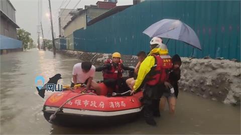 雨炸高雄！岡山嘉興路水淹及腰　興隆街6人一度受困農舍