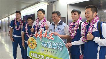 亞運射箭隊、羽球隊返抵台灣 粉絲熱情迎接
