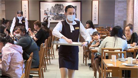 服務好得太誇張！鼎泰豐店員「道歉換盤」只因高麗菜缺4mm...