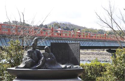 日本櫻花季吸引各國遊客　京都增地鐵班次消化人潮