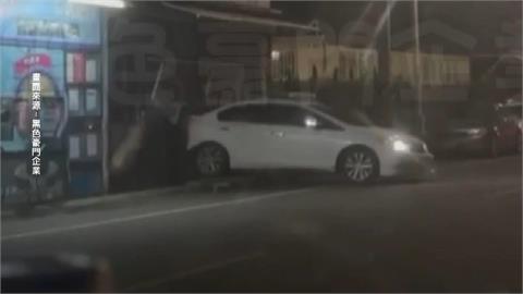 高雄鍋燒麵店兩度遭撞　疑老闆兒子感情糾紛遭尋仇