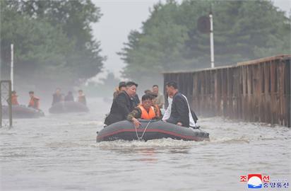 快新聞／瑟瑟發抖！北朝鮮暴雨淹水　金正恩「搭艇勘災」險遭樹木撞頭