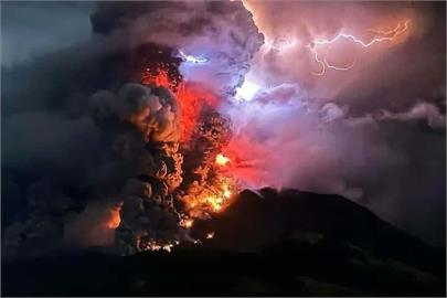 印尼「魯昂火山」昨晚再度大爆發！　震撼畫面曝光