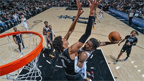 NBA(影)／又被當海報！灰熊少主莫蘭特「暴力顏扣」文班亞馬　彈跳高度超嚇人