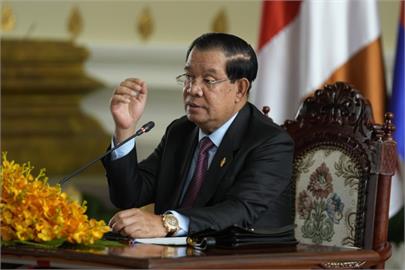 危「雞」大了！　柬埔寨前總理洪森公開表態：晚安小雞一定要「關好關滿」