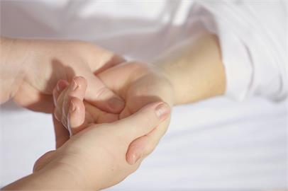 別輕忽！手腳「5大異常」恐罹癌症　重症醫師警告：症狀持續2週盡快就醫