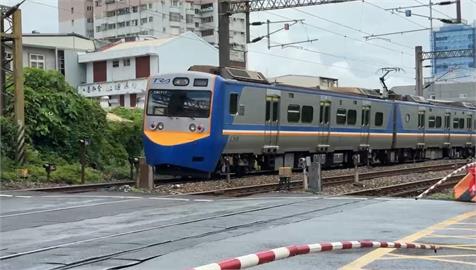 槽化車闖羅東平交道卡鐵軌　區間車急煞停近20秒　駕駛恐遭罰最高9萬