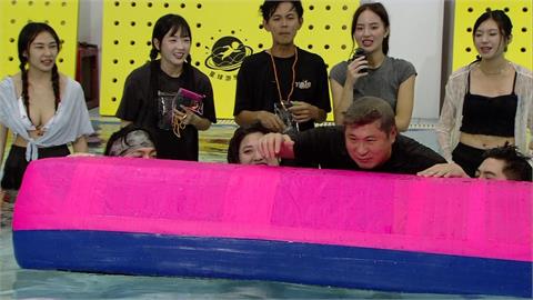 胡瓜挑戰誇下海口「我十秒完成」!下一秒直接摔在郭忠祐身上