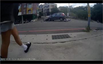 倒車變暴衝!新竹女駕駛誤踩油門釀禍 騎士卡車底慘遭拖行