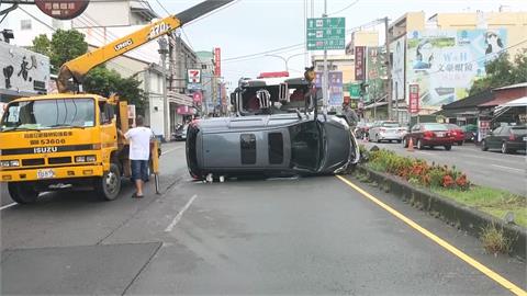 嘉義休旅車閃違停車偏移！　遭後方曳引車撞翻「鋼梁插出」