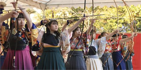 日本新年活動五花八門！　百名壯丁「拉大俵」占卜稻米收成