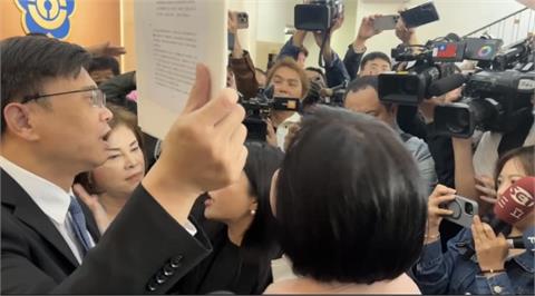 快新聞／為《財劃法》槓上！　賴瑞隆、柯志恩立院議場前互嗆