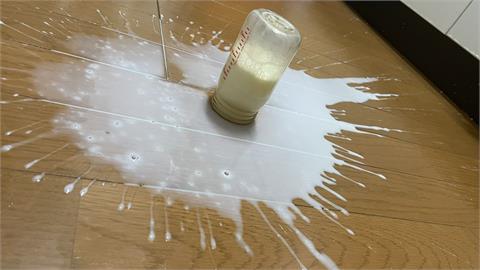 媽媽崩潰「奶瓶倒立地板」半瓶奶被封印！台灣網友超熱心分享神技能