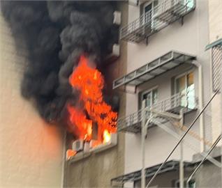 快新聞／台南南區金華路民宅火警「濃煙狂竄」　消防人員急搶救