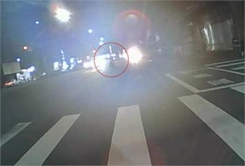 機車騎士停路中撿包裹　警好心幫忙意外逮48歲通緝犯