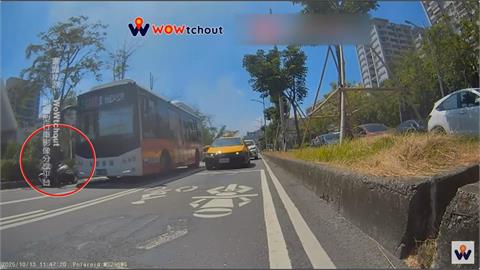 騎士「陰影躲太陽」提前停車　遭後方公車直接追撞