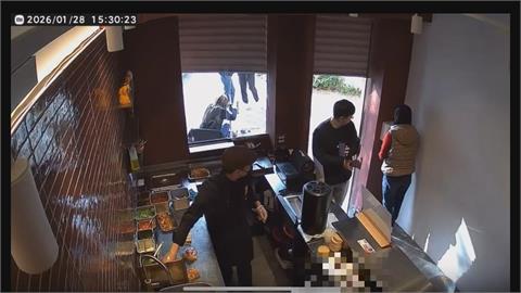 鐵捲門開關當成乾洗手"一按"　　另一名顧客險遭門夾