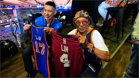 NBA(影)／林書豪來了！尼克冠軍賽主場高規格迎接「名導演拿林來瘋球衣要簽名」