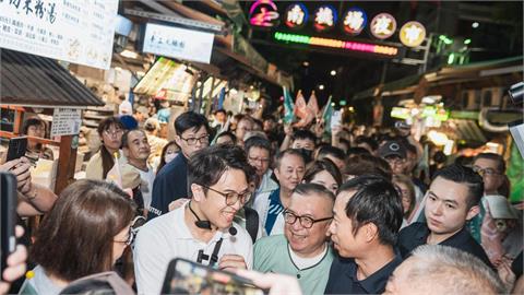 快新聞／「洋流」擠爆南機場夜市！沈伯洋掃街寸步難行　粉絲自製手燈狂閃