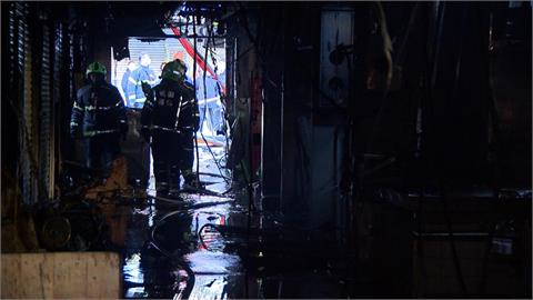 桃園南門市場大火後收拾殘局!攤商喊財損達百萬 豬肉攤營業遙遙無期