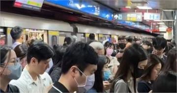 北捷上班尖峰再出包！板南線列車異常　民眾月台苦等人潮擠爆