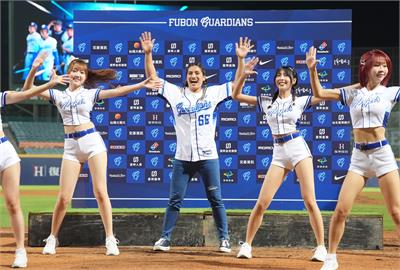 中職（影）／「超級E人」陳念琴加入啦啦隊飆舞技　賽前開球喊「相信富邦」