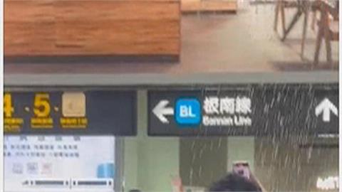 新!大雷雨狂轟台北市! 　捷運忠孝復興站內「漏水」