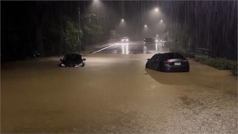 山陀兒豪雨狂炸！泥水灌進民宅　瑞芳老街淹到小腿肚車輛慘泡水