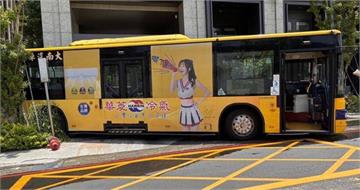 公車司機尿急忘拉手煞車　公車倒退撞消防栓驚險一幕