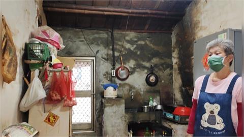 80旬嬤和心智障礙女住年久失修屋　惡臭頻傳惹鄰怨　愛心公司主動幫修繕
