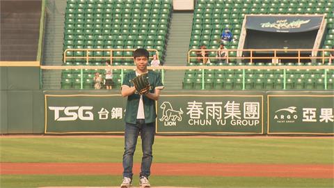 週日將登投手丘開球　大港阿嬤苦練投球、用心打扮