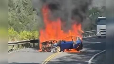 快新聞／北宜公路驚傳「客車自撞山壁」！瞬間燒成一團火球　驚悚畫面曝光