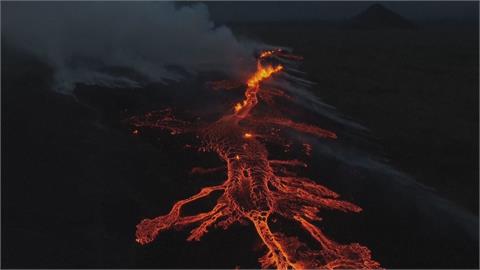 冰島火山噴發　「宛如地表燒出大洞」