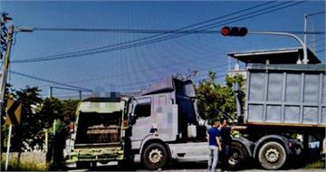 台南官田驚險車禍！砂石車不明原因追撞垃圾車　幸無人傷亡