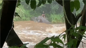 快新聞／民眾受困溪邊！ 新北「八煙野溪溫泉」溪水暴漲 警消獲報前往救援中