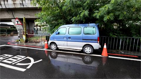 紅線「繞過小貨車」如專屬車位　民眾質疑車主享特權