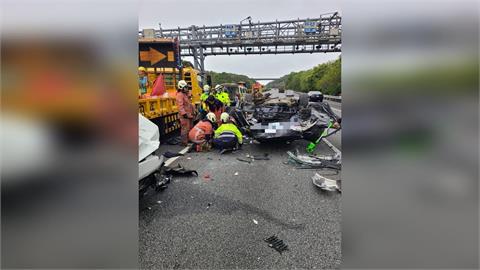 快新聞／國3南下驚傳連環撞！2小客猛撞緩撞車　車身翻覆零件噴飛