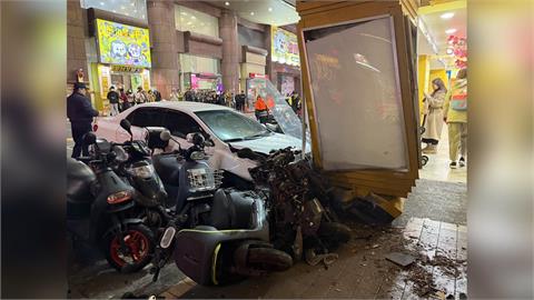最新/北車商圈爆車禍!白色轎車直接撞入光南書店騎樓柱 現場驚悚畫面曝光