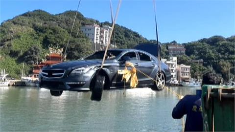 婦倒車掉進金山磺港漁港　疑不熟路況送醫不治
