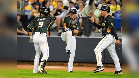 中職(影)／台鋼「柏融大王」炸裂距百轟只差一步！中信兄弟又輸球、大將江坤宇還受傷