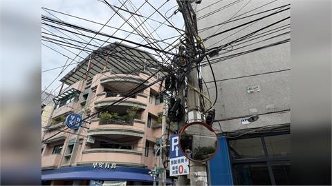 台中大里「空中甜甜圈」？　綠議員踢爆「電線桿長出電纜線圈」奇觀