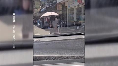 扯！女子騎「電動行李箱」橫行馬路　警：已違法將開罰