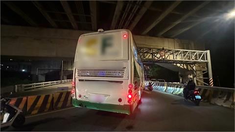 疑沒注意限高 遊覽車撞橋下限高架動彈不得