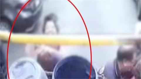 垃圾車後尾斗零件脫鉤突彈起　擊中85歲老婦昏迷