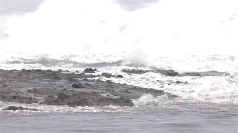 花蓮風雨驟增「六米長浪」直撲 　南迴線停駛湧人潮