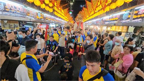 中秋前夕正逢城隍夜巡繞境　香客遊客湧入基隆廟口夜市